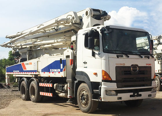 HINO 700 47m कंक्रीट बूम पंप ट्रक निर्माण के लिए 382KW घुड़सवार: