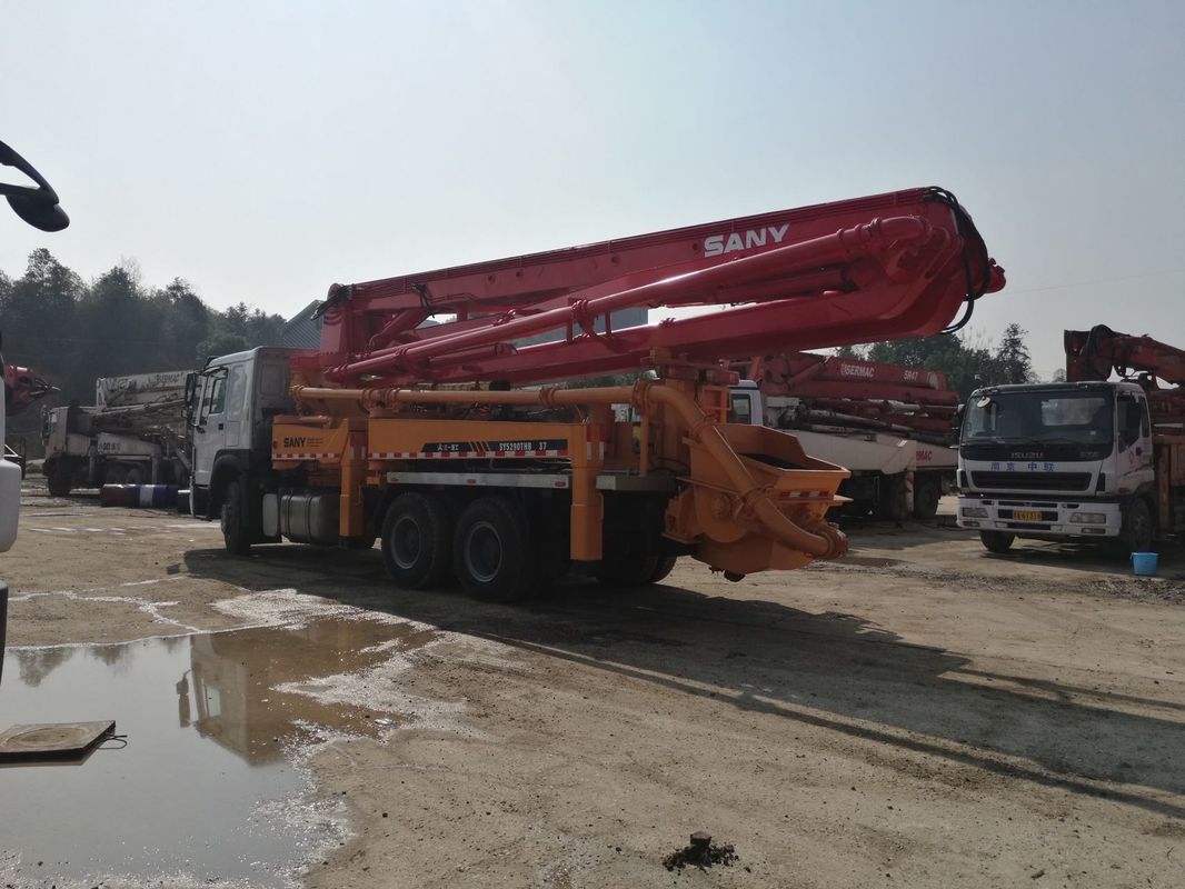 प्रयुक्त Sany 37m Howo ट्रक कंक्रीट पम्प पर चढ़कर बड़े कंक्रीट पम्प ट्रक का उपयोग करता है