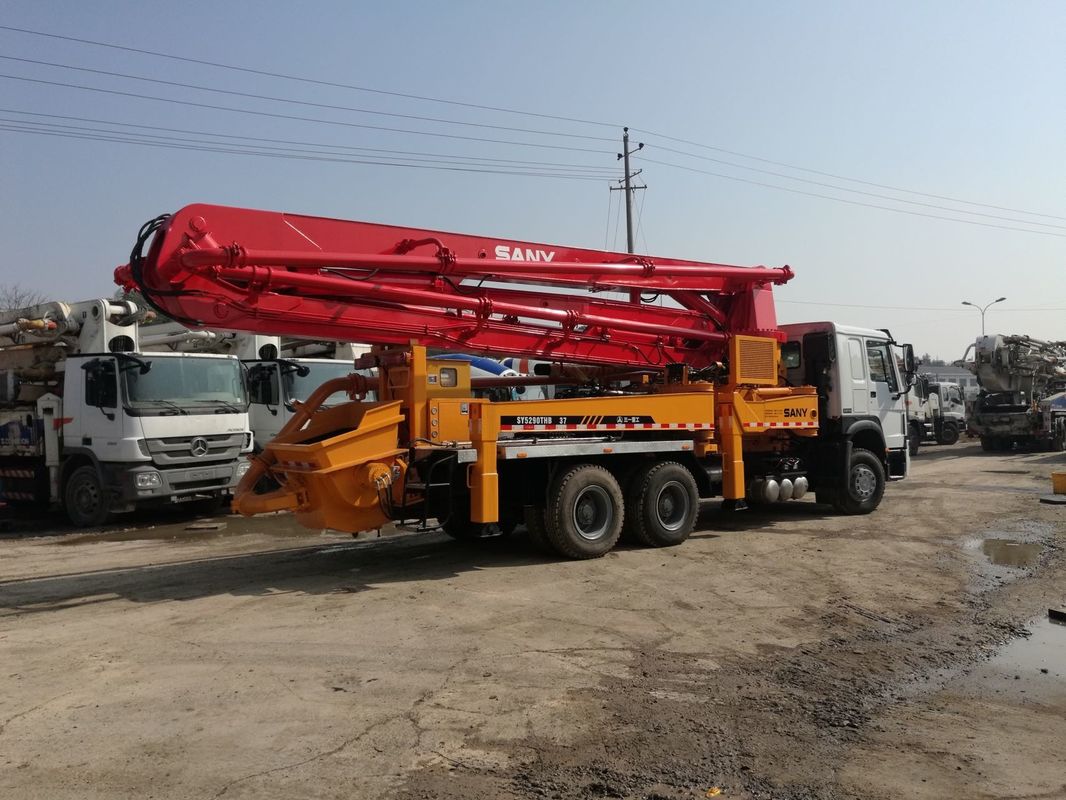 प्रयुक्त Sany 37m Howo ट्रक कंक्रीट पम्प पर चढ़कर बड़े कंक्रीट पम्प ट्रक का उपयोग करता है