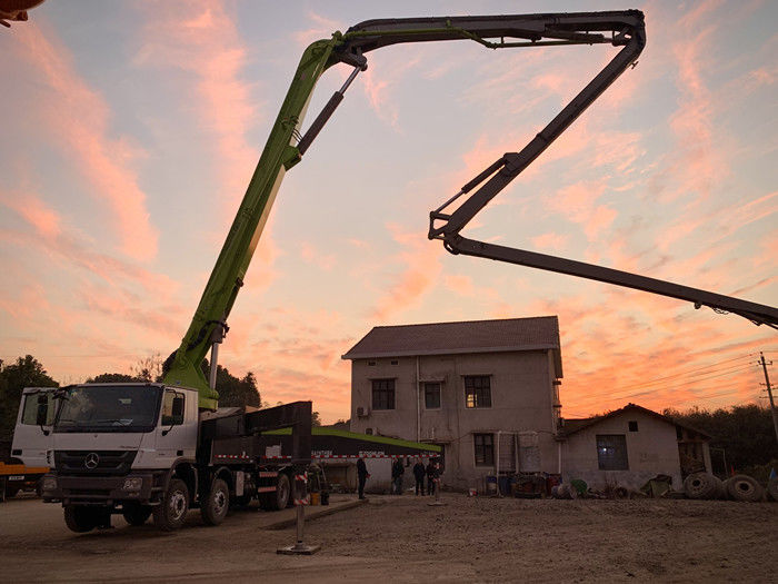 62 मीटर ऊँचाई का नवीनीकरण अच्छी तरह से प्रयुक्त कंक्रीट पम्प ट्रक पर चढ़कर कंक्रीट पम्प