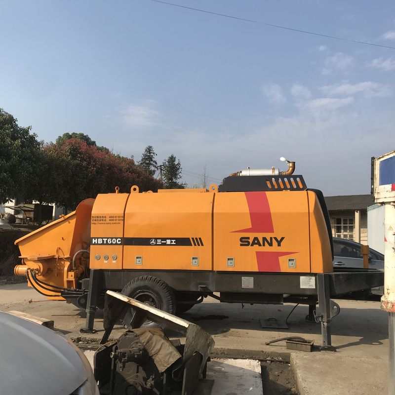 एचबीटी 60 200 एम प्रयुक्त कंक्रीट ट्रेलर पंप, सैनी बूम पंप ऑरेंज रंग नवीनीकृत: