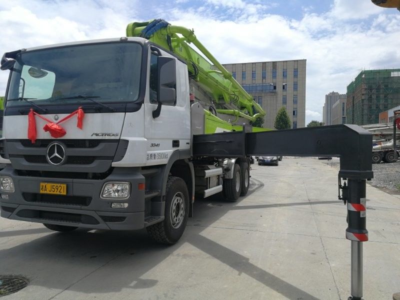 पुन: निर्मित 47 मीटर प्रयुक्त कंक्रीट पम्प ट्रक वाइड वर्क रेंज टिकाऊ