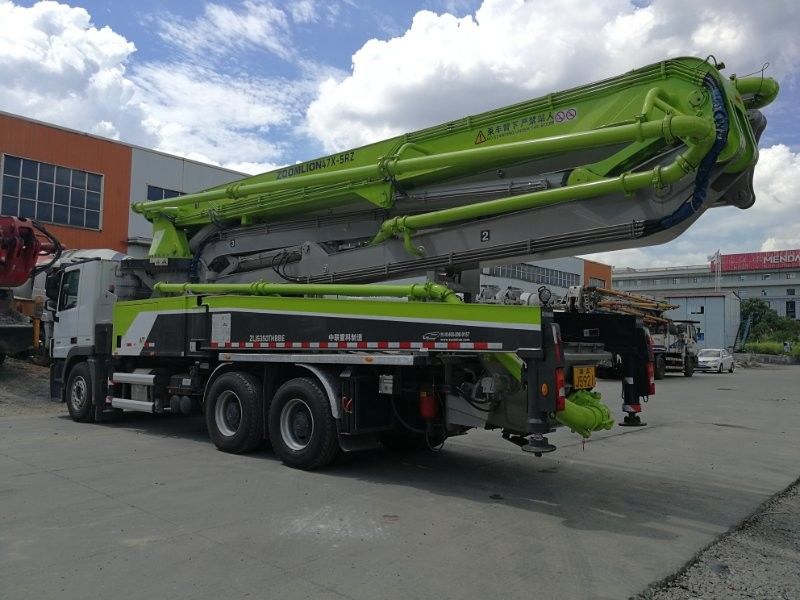 पुन: निर्मित 47 मीटर प्रयुक्त कंक्रीट पम्प ट्रक वाइड वर्क रेंज टिकाऊ