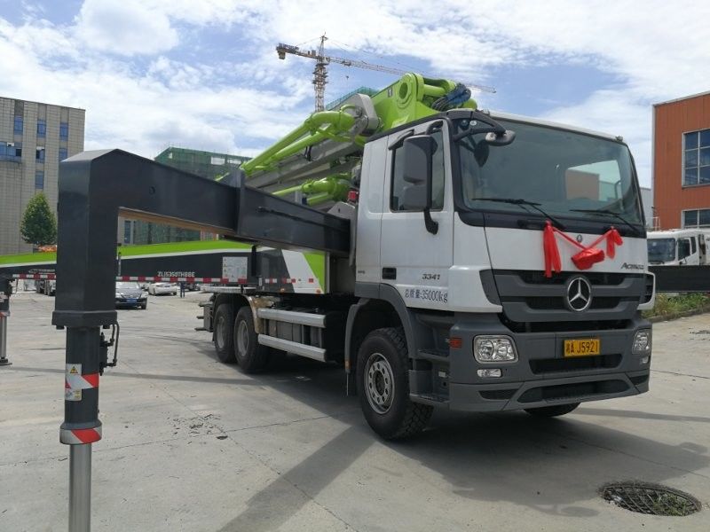 पुन: निर्मित 47 मीटर प्रयुक्त कंक्रीट पम्प ट्रक वाइड वर्क रेंज टिकाऊ