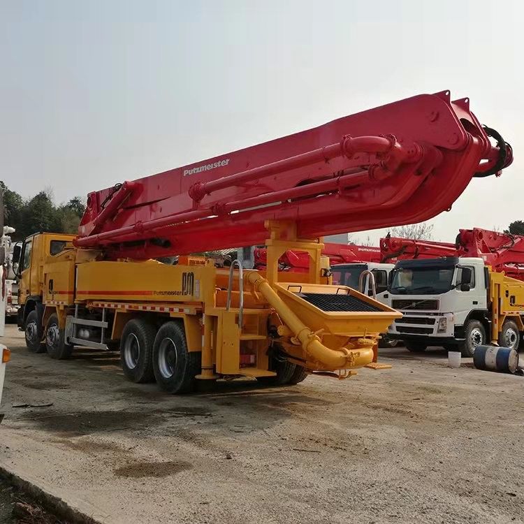 140M3 / H कंक्रीट बूम ट्रक