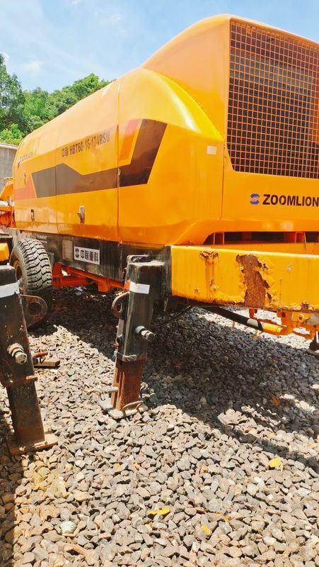 60m3/H 180m 174kw ट्रेलर कंक्रीट पम्प उच्च सुरक्षा आसान पीला साफ करने के लिए