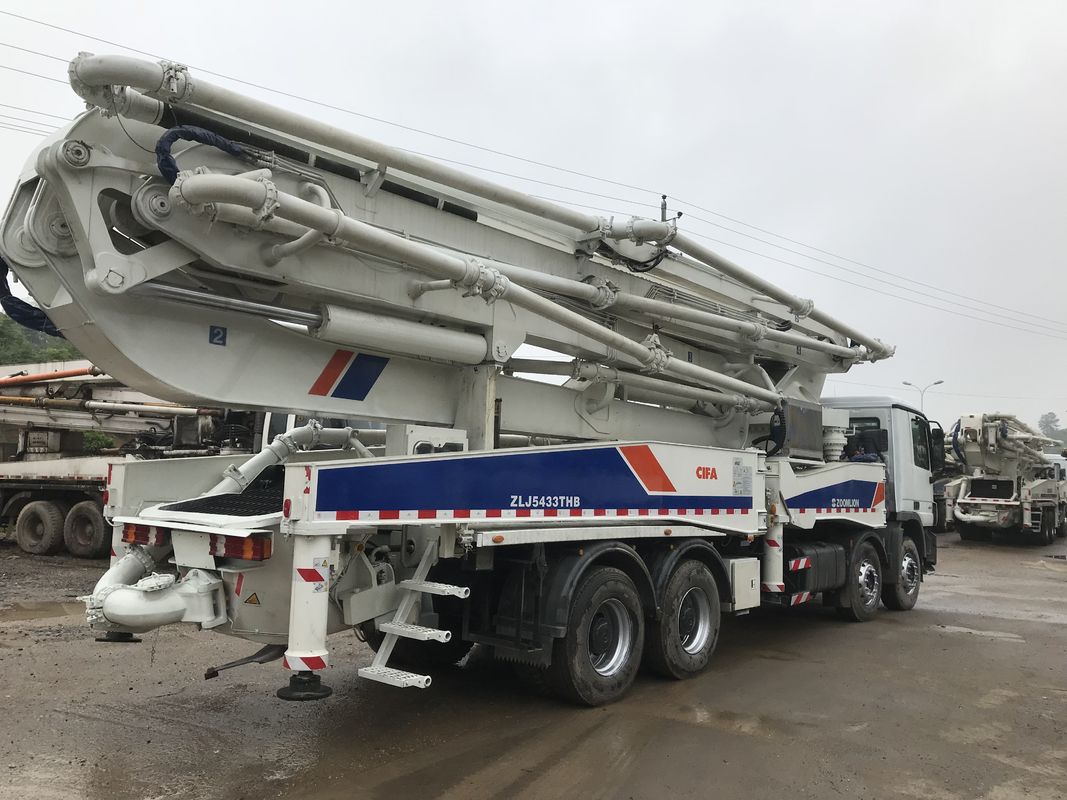 150M3 / H 52m कंक्रीट बूम ट्रक सेकेंड हैंड रीमैन्युफैक्चर्ड व्हाइट 300KW