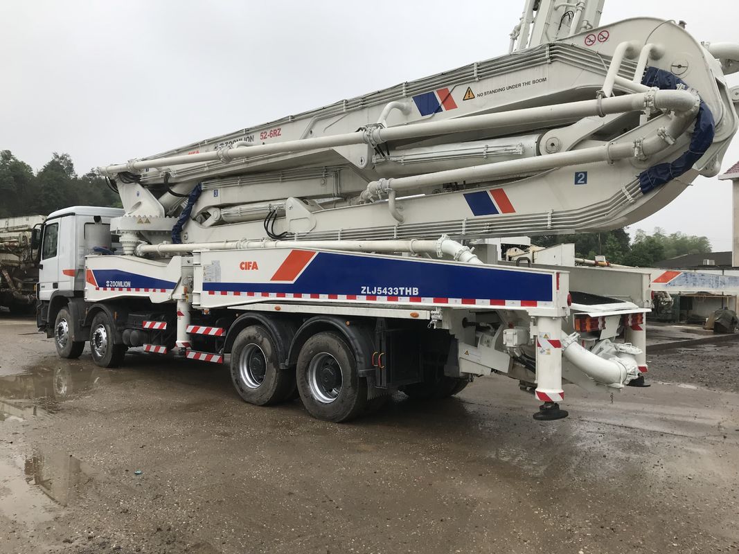 150M3 / H 52m कंक्रीट बूम ट्रक सेकेंड हैंड रीमैन्युफैक्चर्ड व्हाइट 300KW