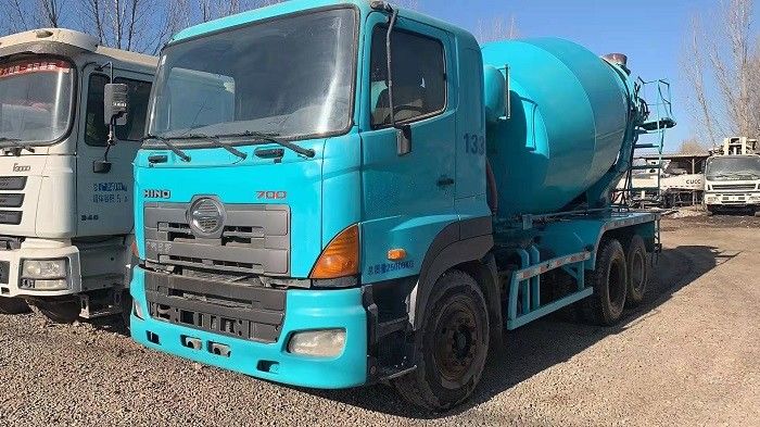 हिनो 700 चेसिस 10cbm कंक्रीट मिक्सिंग ट्रक, सीमेंट मिक्सर लॉरी सेकेंड हैंड