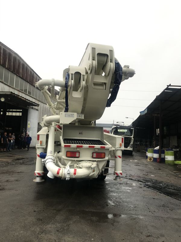 110m3 / H 279KW पंप सीमेंट ट्रक, प्रयुक्त कंक्रीट उपकरण वोल्वो चेसिस ISO90001