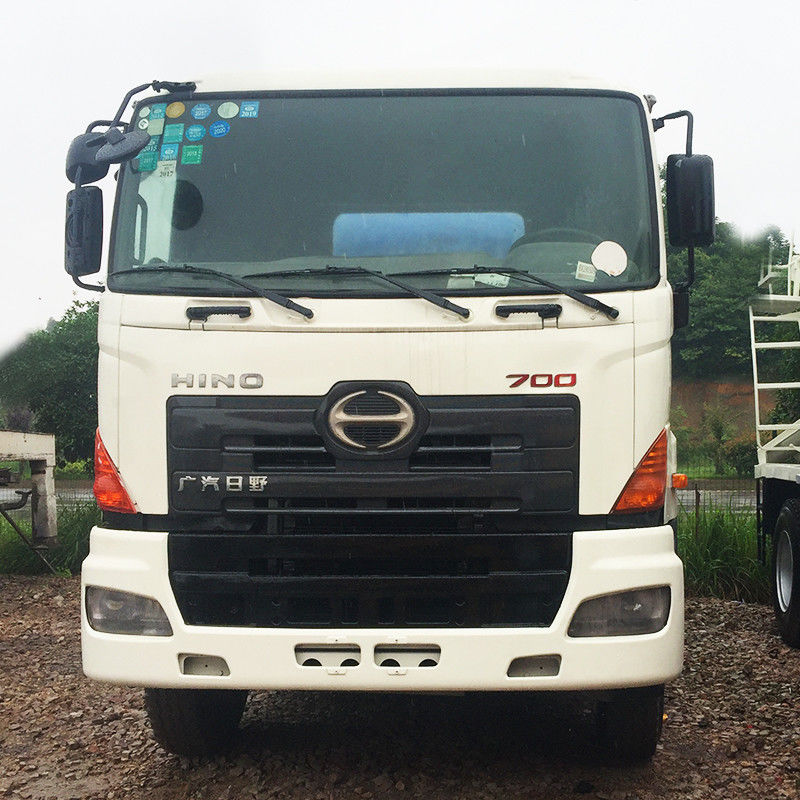 उच्च मानक 10CBM सेकेंड हैंड ट्रक मिक्सर, HINO 700 ट्रक का नवीनीकरण किया गया