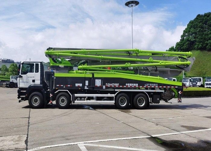 180cbm / H 56m कंक्रीट पम्प ट्रक लॉन्ग बूम हाई प्रिसिजन के साथ