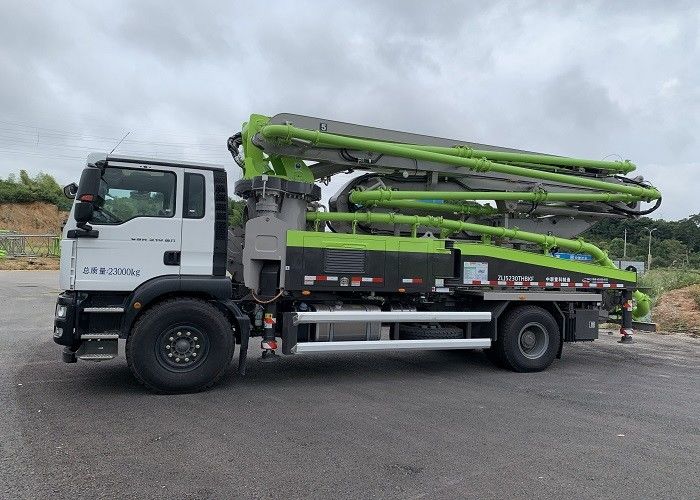 SINOTRUK 37m न्यू कंक्रीट पंप ट्रक, 2 एक्सल ट्रक यूरो 6 उत्सर्जन: