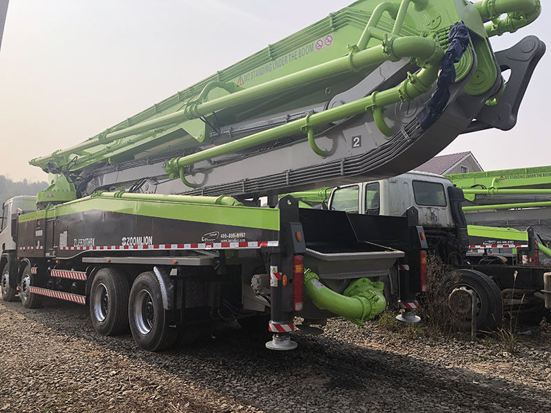 56M 6RZ सीमेंट पंप बेंज कंक्रीट पम्प ट्रक 180m3 / H . का इस्तेमाल किया