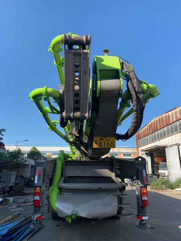 180 M3/H Zoomlion कंक्रीट पम्प ट्रक का इस्तेमाल किया मर्सिडीज बेंज चेसिस 300KW पावर