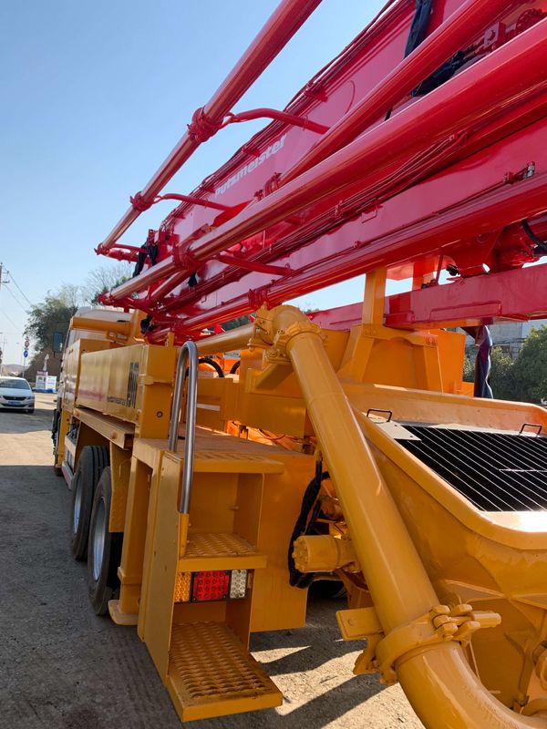 Putzmeister प्रयुक्त ट्रक कंक्रीट पंप रिमोट कंट्रोल हाइड्रोलिक फोल्डिंग घुड़सवार