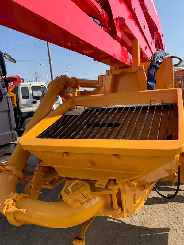 Putzmeister प्रयुक्त ट्रक कंक्रीट पंप रिमोट कंट्रोल हाइड्रोलिक फोल्डिंग घुड़सवार