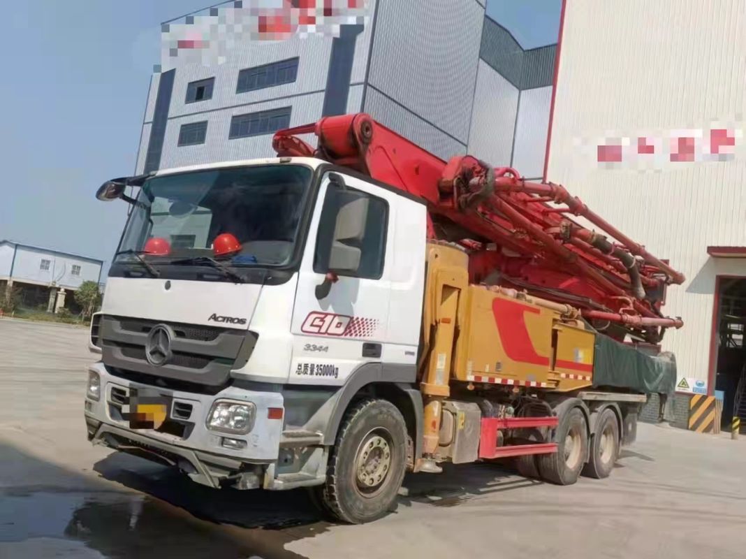 180m3/H 52m बूम दूसरा हाथ कंक्रीट पम्प ट्रक 6 बूम सेक्शन के साथ